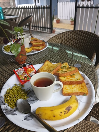 Comida y bebida. The Gulmohar Inn