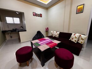 트리플룸, 발코니, 정원 전망 | 거실 공간 | 디지털 채널 시청이 가능한 32인치 스마트 TV