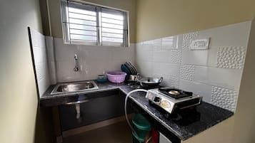 Triple Room, Balcony, Garden View | Private kitchen