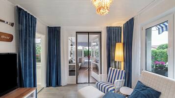 Een televisie en een tafeltennistafel