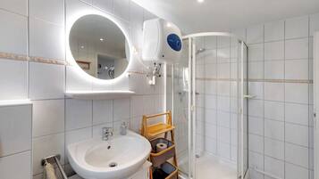 Een douche, een haardroger, handdoeken