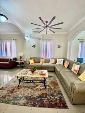 Een smart-tv en boeken