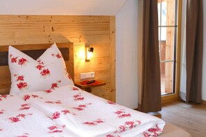 3 chambres, lit parapluie, draps fournis