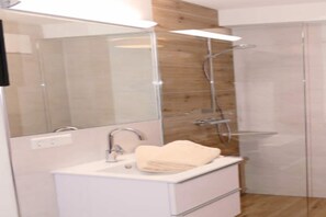 Ducha, secador de pelo y toallas