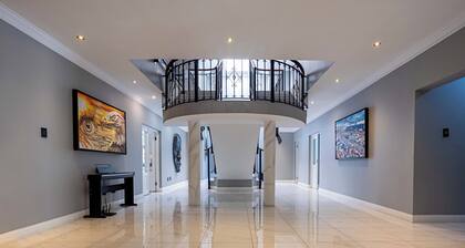 Spacious hotel suites with WiFi, AC, fitness room in vibrant Johannesburg