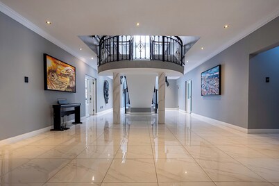 Spacious hotel suites with WiFi, AC, fitness room in vibrant Johannesburg