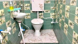 Shower, rainfall showerhead, towels - Laxmi Bhawan Dharamshala Mathura (Mathura)