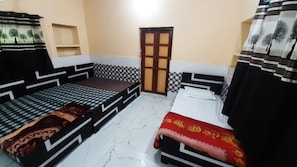Free WiFi, bed sheets - Laxmi Bhawan Dharamshala Mathura (Mathura)