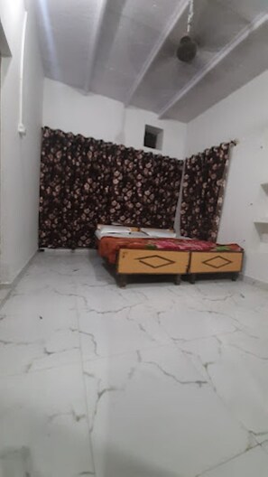 Deluxe Double Room, City View | Free WiFi, bed sheets - Laxmi Bhawan Dharamshala Mathura (Mathura)