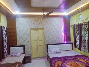 Deluxe Triple Room | Free WiFi, bed sheets - Laxmi Bhawan Dharamshala Mathura (Mathura)