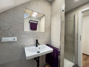 Douche, sĂšche-cheveux, serviettes fournies