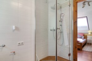 Dusche, Haartrockner, Handtücher