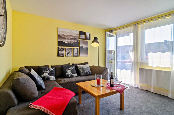 TV, stereo - Apartment 'Mit 66qm' with Shared Garden, Balcony and Wi-Fi (Radolfzell am Bodensee)