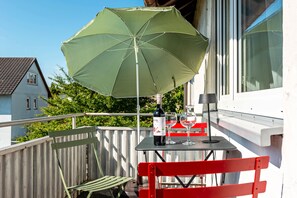 Outdoor dining - Apartment 'Mit 66qm' with Shared Garden, Balcony and Wi-Fi (Radolfzell am Bodensee)