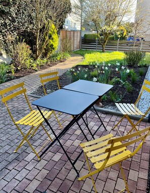 Outdoor dining - Apartment 'Mit 66qm' with Shared Garden, Balcony and Wi-Fi (Radolfzell am Bodensee)