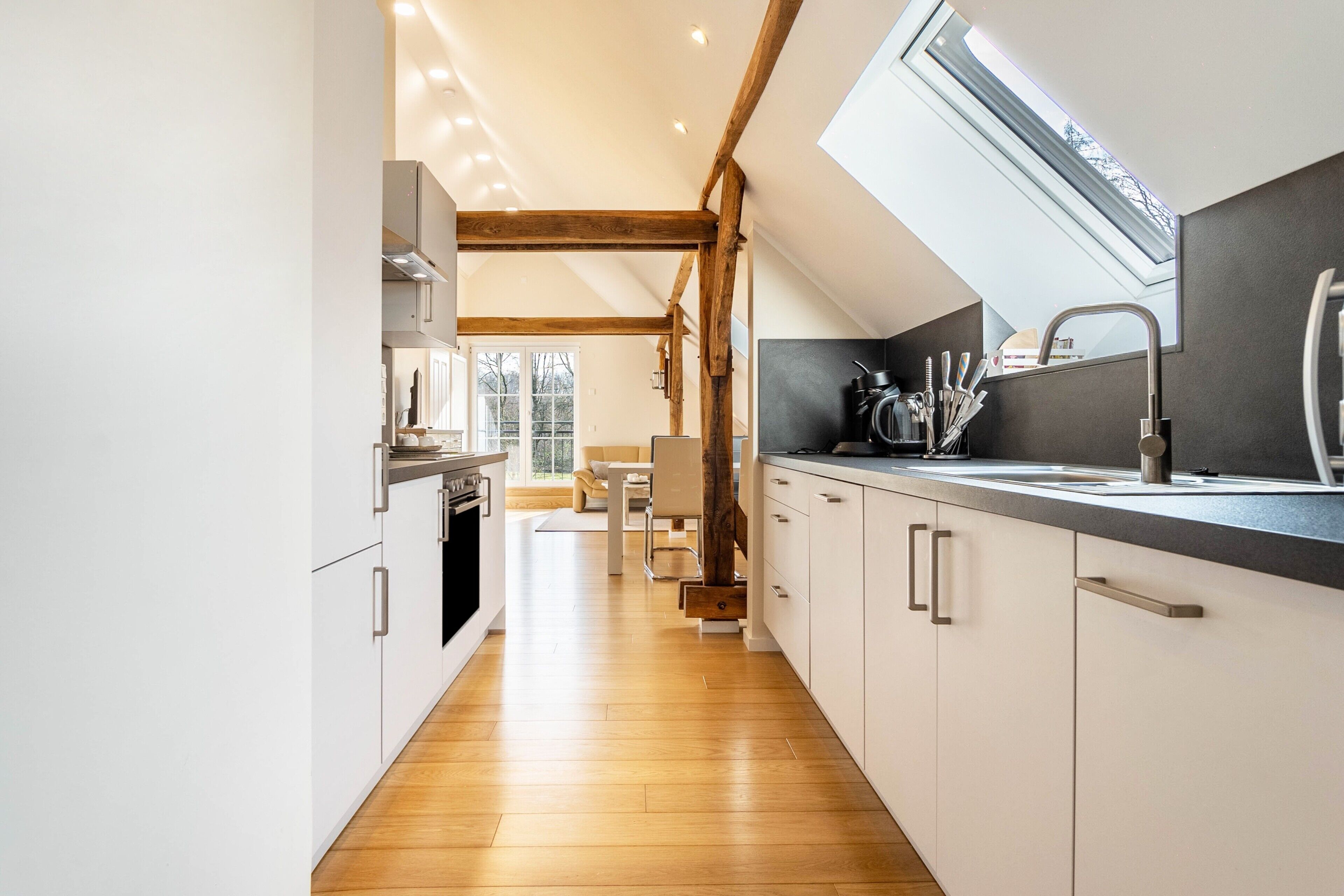 Een koelkast, een magnetron, een oven, een kookplaat