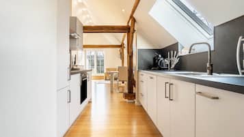 Een koelkast, een magnetron, een oven, een kookplaat