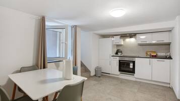 Fridge, oven, stovetop, dishwasher