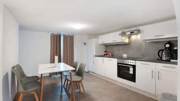 Fridge, oven, stovetop, dishwasher