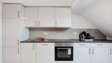 Fridge, oven, stovetop, dishwasher