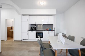 Fridge, oven, stovetop, dishwasher
