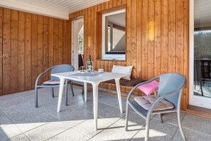 Outdoor dining - Apartment 'Haus Wacholder 2' with Balcony and Wi-Fi (Undeloh)