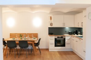 Fridge, oven, stovetop, dishwasher - Apartment 'Hofchalet' with Shared Terrace, Shared Garden and Wi-Fi (Kressbronn am Bodensee)