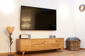 Interior - Apartment 'Hofchalet' with Shared Terrace, Shared Garden and Wi-Fi (Kressbronn am Bodensee)