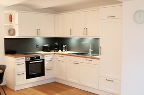 Fridge, oven, stovetop, dishwasher