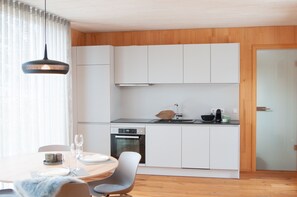 Fridge, oven, stovetop, dishwasher