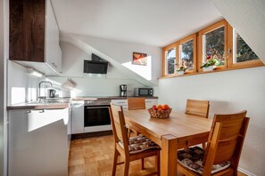 KĂŒhlschrank, Mikrowelle, Ofen, Herdplatte