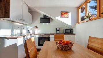 Jääkaappi, mikroaaltouuni, uuni, liesi