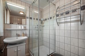 Dusche, Haartrockner, Handtücher