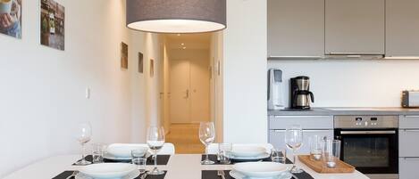 Fridge, oven, stovetop, dishwasher