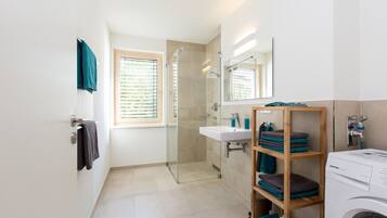 Shower, hair dryer, towels