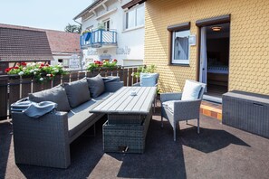 An outdoor seating area with a sofa, chairs, and a table. - Apartment 'Vogelsberg' with Shared Terrace, Shared Garden and Wi-Fi (Wächtersbach)