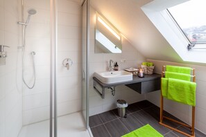 Dusj, hårføner og håndklær
