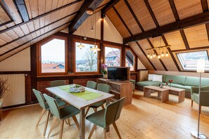 Dining - Apartment 'Kinzigtal' with Shared Terrace, Shared Garden and Wi-Fi (Wächtersbach)