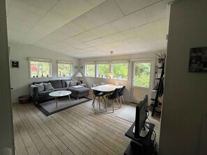 Fireplace, DVD player - Cosy cottage in forest just 100 m from the beach (Aakirkeby)