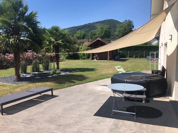 Outdoor dining - 200 m² country house + spa (Peyrieu)