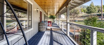 Cozy Mountain Retreat Near Yosemite – Stunning Views, BBQ, & Family-Friendly!