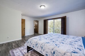 3 bedrooms, desk, iron/ironing board, free WiFi