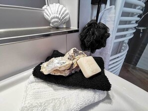 Dusche, Haartrockner, Handtücher, Seife