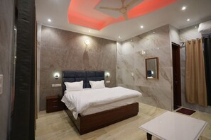 Escritorio, sistema de insonorización, wifi gratis y ropa de cama