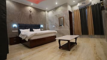Escritorio, sistema de insonorización, wifi gratis y ropa de cama