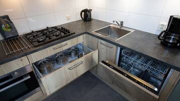 Four à micro-ondes, surface de cuisson, lave-vaisselle
