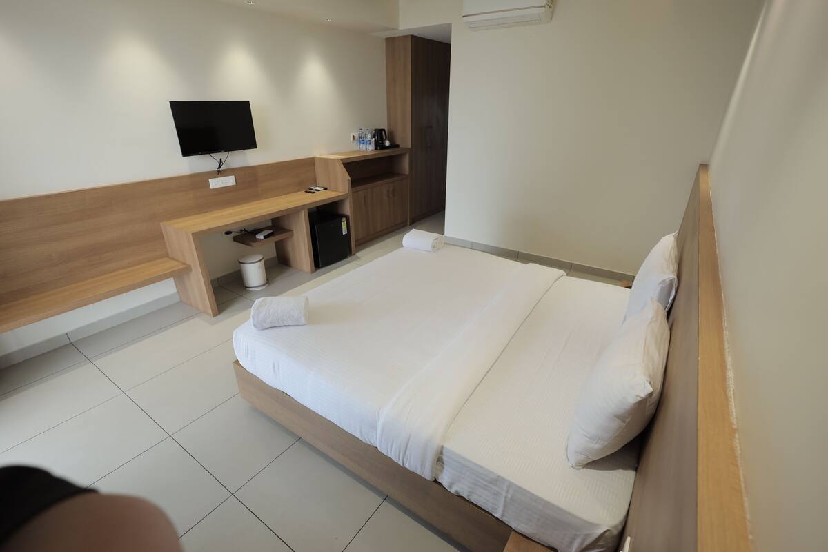 Standard Room with Lake View | Egyptian cotton sheets, premium bedding, blackout drapes