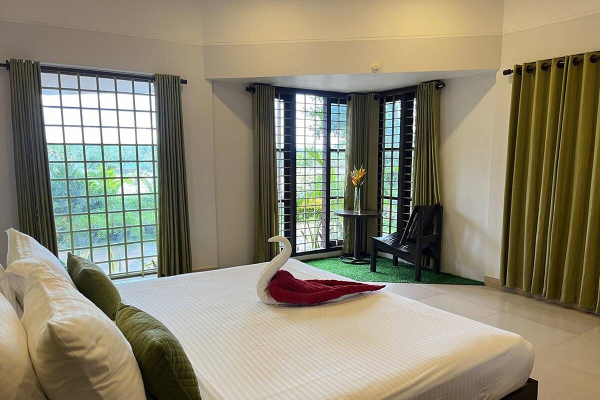 Deluxe Room with Lake View | Egyptian cotton sheets, premium bedding, blackout drapes