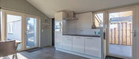 Réfrigérateur, four à micro-ondes, surface de cuisson, cafetiÚre-théiÚre