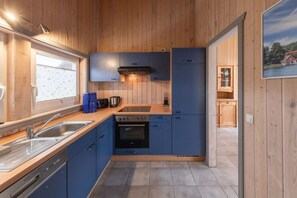 Fridge, microwave, oven, stovetop - Ferienhaus mit Sauna im Ferienpark Mirow (Granzow)